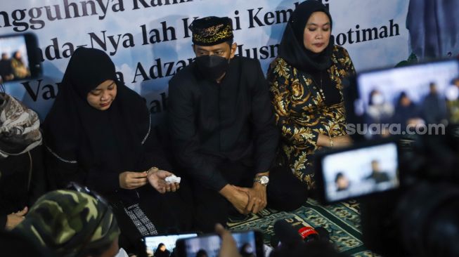 Ayah Vanessa Angel, Doddy Sudrajat menemui awak media usai menggelar pengajian 40 hari meninggalnya Vanessa Angel dan Bibi Ardiansyah di kediaman Vanessa Angel, Kemayoran, Jakarta Pusat, Selasa (14/12/2021). [Suara.com/Alfian Winanto]