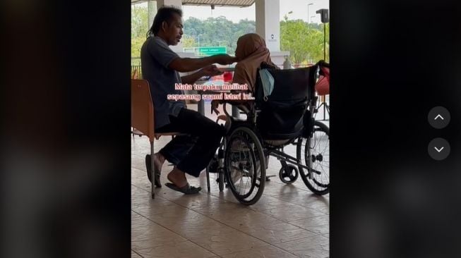 Viral Suami Setia Suapi Istri yang Tak Berdaya di Kursi Roda dengan Penuh Cinta