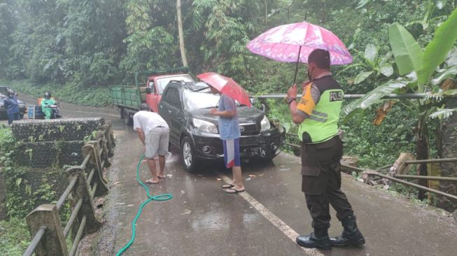 Pengemudi Mobil Tewas Tertimpa Pohon Tumbang di Trawas Mojokerto