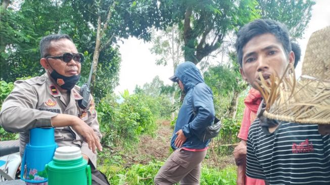 Aparat saat berjaga di lokasi lahan di Sembalun yang disebut-sebut dibajak dan dipagari oleh PT SKE. (istimewa)