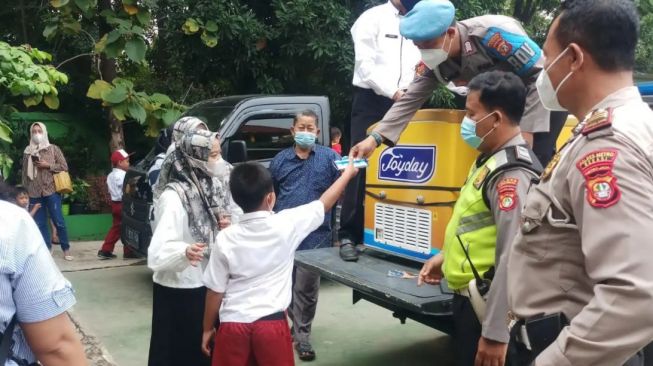 Agar Tak Takut dan Tegang Saat Vaksin, Polsek Cikarang Utara Beri Es Krim untuk Anak-anak