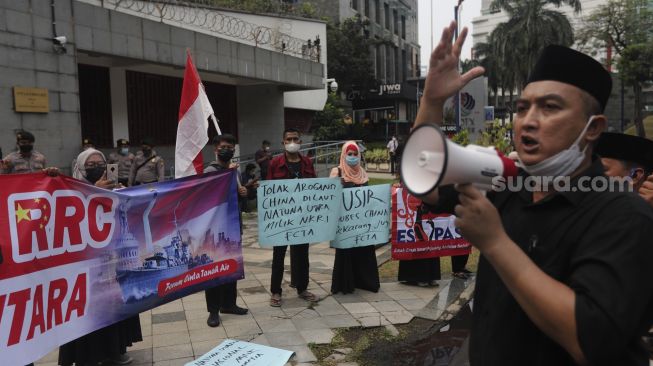 Sejumlah massa yang tergabung dalam Forum Cinta Tanah Air melakukan aksi unjuk rasa di depan Kedubes Republik Rakyat China (RRC), Jakarta, Rabu (15/12/2021). [Suara.com/Angga Budhiyanto]