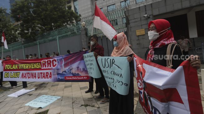 Sejumlah massa yang tergabung dalam Forum Cinta Tanah Air melakukan aksi unjuk rasa di depan Kedubes Republik Rakyat China (RRC), Jakarta, Rabu (15/12/2021). [Suara.com/Angga Budhiyanto]