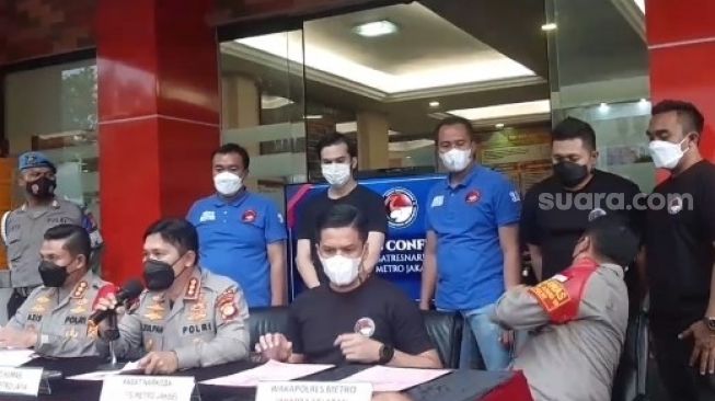 Rizky Nazar (mengenakan kaos hitam) dihadirkan dalam konfrensi pers terkait kasus narkoba di Polres Jakarta Selatan, Rabu (15/12/2021). [Yuliani/Suara.com]