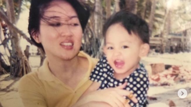 Natasha Wilona kecil bersama sang ibu. [Instagram]