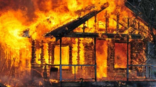 Bantu Padamkan Api di Rumah yang Kebakaran di Talang Padang, Sentot Terjatuh dari Atap Rumah