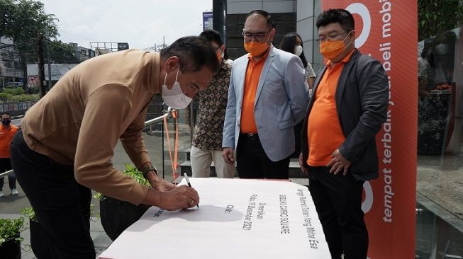 Penandatanganan launching CARRO Square di Jalan Sultan Iskandar Muda, Jakarta Selatan. Hadir Gita Wiryawan, Syahrol Azman, dan Aditya Lesmana [Dok CARRO].