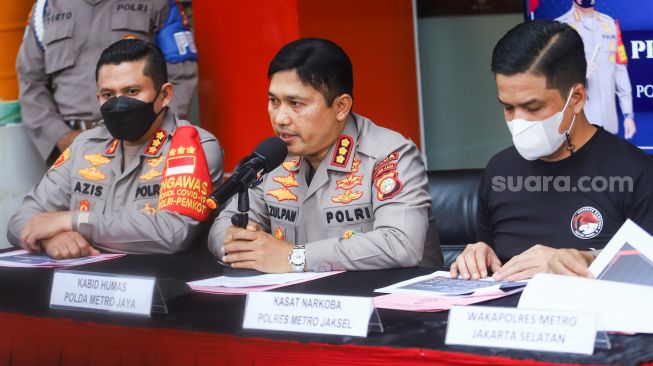 Kabid Humas Polda Metro Jaya Kombes Endra Zulpan (tengah) bersama Kapolres Jakarta Selatan Kombes Pol Azis Andriansyah (kiri) saat menggelar rilis kasus narkoba yang menjerat Aktor Rizky Nazar di Polres Metro Jakarta Selatan, Rabu (15/12/2021). [Suara.com/Alfian Winanto]