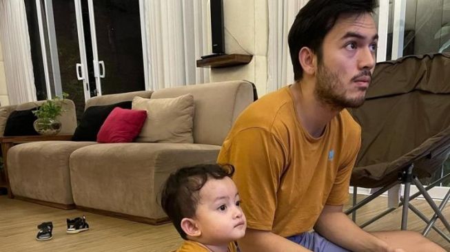 Potret Rizky Nazar Momong Keponakan (Instagram/rizkynazar20)