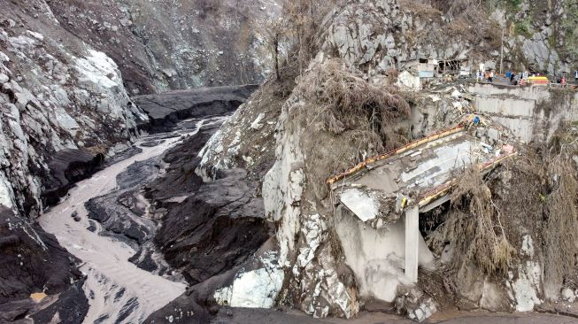 Foto udara kondisi jembatan Besuk Koboan (Gladak Perak) yang terputus akibat tersapu lahar hujan Gunung Semeru di Kamar Kajang, Candipuro, Lumajang, Jawa Timur, Rabu (15/12/2021).  ANTARA FOTO/Budi Candra Setya