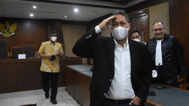 Terdakwa mantan Direktur Utama PT Pelindo II Richard Joost Lino usai menjalani sidang pembacaan putusan kasus korupsi pengadaan tiga unit Quay Container Crane (QCC) di PT Pelindo II pada tahun 2010, di Pengadilan Tipikor, Jakarta, Selasa (14/12/2021).  ANTARA FOTO/Indrianto Eko Suwarso