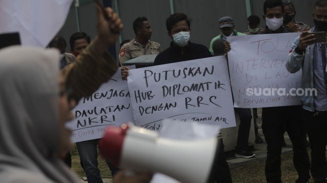 Sejumlah massa yang tergabung dalam Forum Cinta Tanah Air melakukan aksi unjuk rasa di depan Kedubes Republik Rakyat China (RRC), Jakarta, Rabu (15/12/2021). [Suara.com/Angga Budhiyanto]