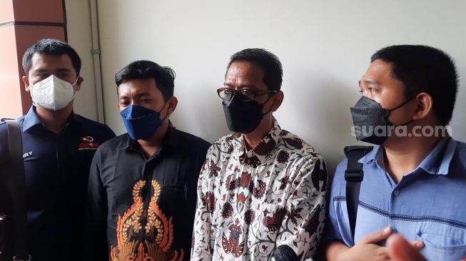 Le père de Vanessa Angel, Doddy Sudrajat (en batik blanc) après avoir subi un procès pour la garde de Gala Sky Andriansyah au tribunal religieux de Jakarta ouest, mercredi (15/12/2021). [Evi Ariska/Suara.com]