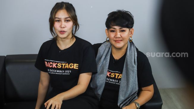 Kakak Beradik Sissy Priscilla dan Vanesha Prescilla saat berkunjung ke kantor redaksi Suara.com di Kuningan, Jakarta Selatan, Rabu (15/12/2021). [Suara.com/Alfian Winanto]