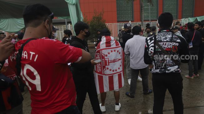 Sejumlah suporter mengantre untuk melakukan tes usap antigen sebelum memasuki Stadion Pakansari, Cibinong, Kabupaten Bogor, Jawa Barat, Rabu (15/12/2021). [Suara.com/Angga Budhiyanto]