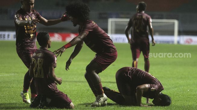 Para pemain Sriwijaya FC merayakan gol penyama kedudukan selama pertandingan grup X babak 8 besar Liga 2 melawan Persiba Balikpapan di Stadion Pakansari, Bogor, Jawa Barat, Rabu (15/12/2021). [Suara.com/Angga Budhiyanto]