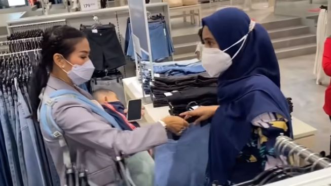 Iis Dahlia borong baju untuk Nadya Mustika (YouTube.com)