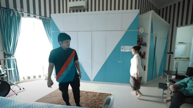 potret kamar Amora dan Kellen. [Youtube/AH]