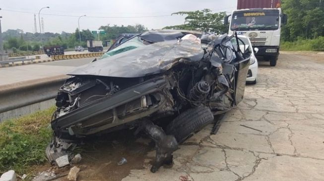 Kondisi mobil Laura Anna pasca kecelakaan di tol Jagorawi 2019 lalu. [Instagram] 