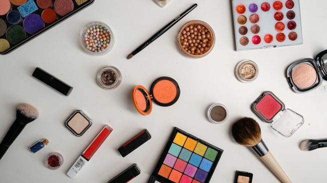Viral Wanita Pakai Tester Makeup demi Bisa Berdandan Gratis, Aksinya Malah Bikin Warganet Jijik
