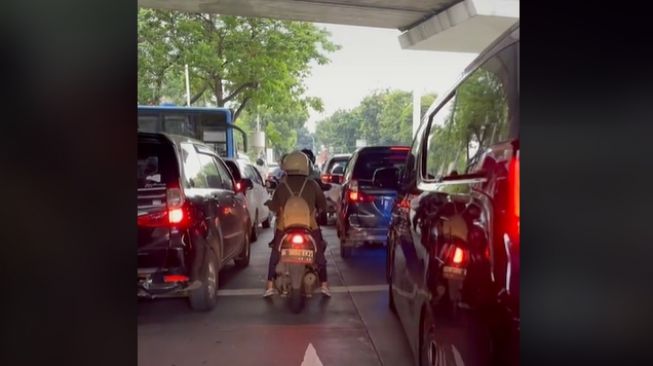 Mobil pejabat RI rela mengantri di kemacetan (TikTok)