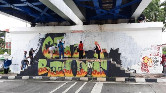 Para PRT di Jogja Lukis Mural di Jembatan Kewek Desak RUU Perlindungan PRT Segera Disahkan