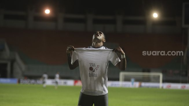 Penyerang Persis Solo Alberto Goncalves melakukan selebrasi usai mencetak gol selama pertandingan grup X babak 8 besar Liga 2 antara RANS Cilegon FC melawan Persis Solo di Stadion Pakansari, Bogor, Jawa Barat, Rabu (15/12/2021). [Suara.com/Angga Budhiyanto]