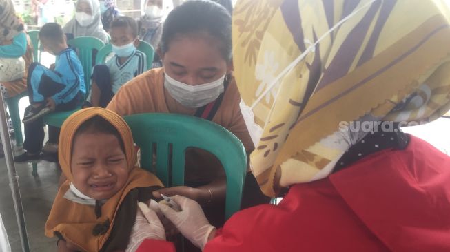 Meringis Kesakitan, Begini Ekspresi Anak Usia 6-11 Tahun di Kota Tegal saat Divaksin