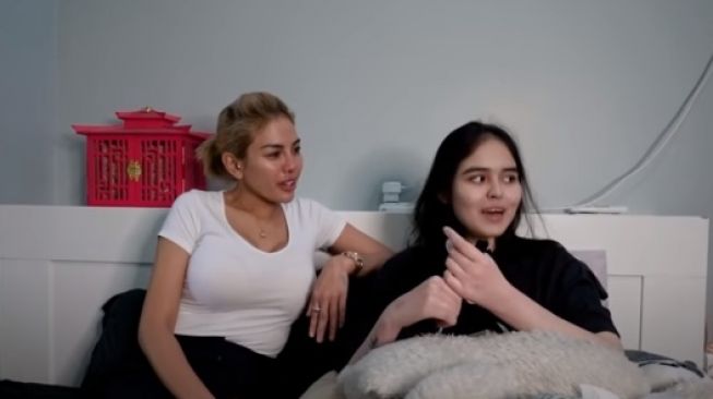 Nikita Mirzani dan Laura Anna [YouTube/Crazy Nikmir REAL]