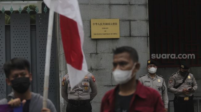 Polisi melakukan penjagaan saat massa yang tergabung dalam Forum Cinta Tanah Air melakukan aksi unjuk rasa di depan Kedubes Republik Rakyat China (RRC), Jakarta, Rabu (15/12/2021). [Suara.com/Angga Budhiyanto]