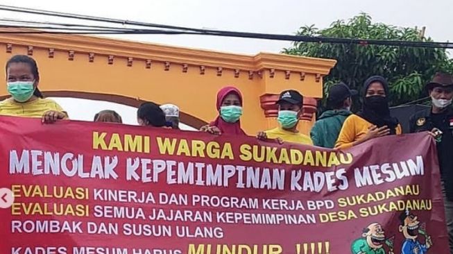 Warga melakukan aksi demo di depan Kantor Kepala Desa Sukadanau Cikarang Barat, Rabu (15/12/2021)