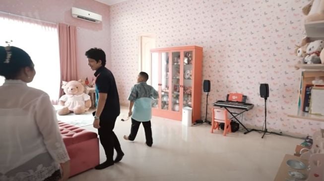 potret kamar Amora dan Kellen. [Youtube/AH]