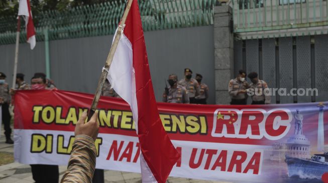 Sejumlah massa yang tergabung dalam Forum Cinta Tanah Air melakukan aksi unjuk rasa di depan Kedubes Republik Rakyat China (RRC), Jakarta, Rabu (15/12/2021). [Suara.com/Angga Budhiyanto]