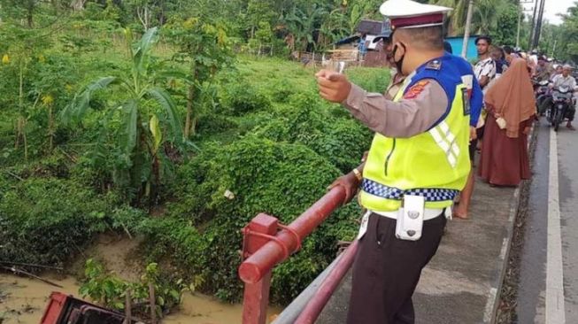 Dua Truk Masuk Sungai di Aceh, Diduga Rem Blong