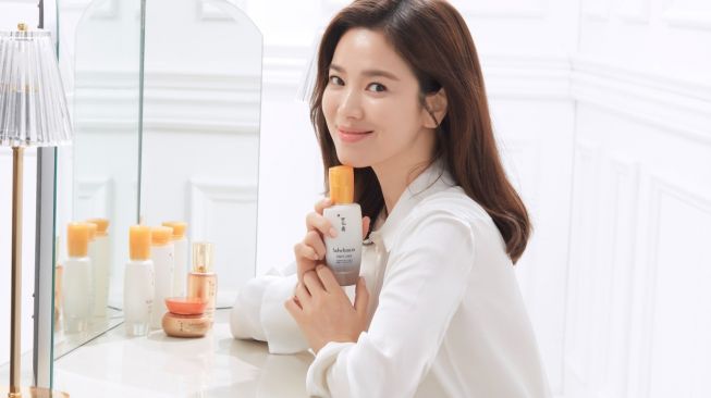 Tampilan Glass Skin ala Song Hye Kyo. (Sulwhasoo)