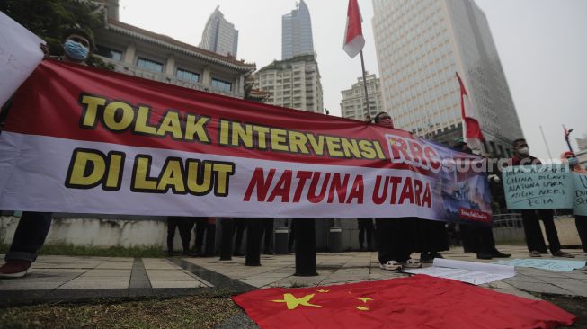 Sejumlah massa yang tergabung dalam Forum Cinta Tanah Air melakukan aksi unjuk rasa di depan Kedubes Republik Rakyat China (RRC), Jakarta, Rabu (15/12/2021). [Suara.com/Angga Budhiyanto]