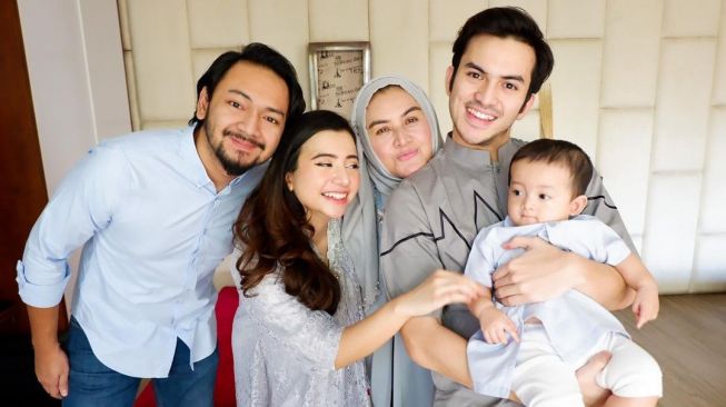 7 Potret Kedekatan Rizky Nazar dengan Keponakan, Penyayang Banget!