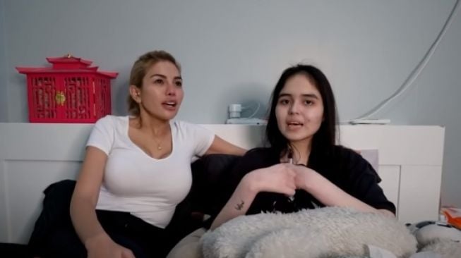 Nikita Mirzani dan Laura Anna [YouTube/Crazy Nikmir REAL]