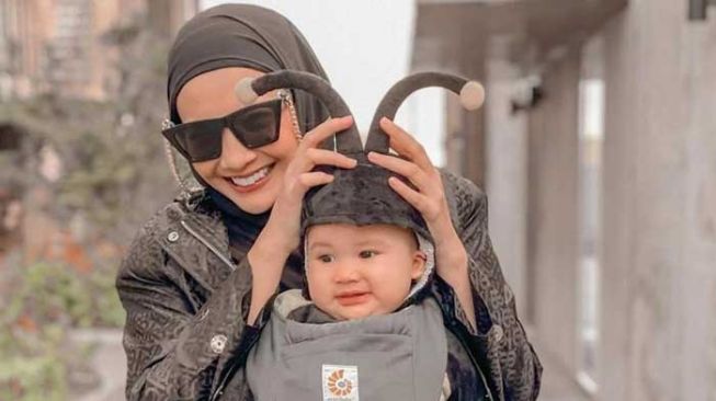 Zaskia Sungkar dan anaknya, Ukkasya. [Instagram/@zaskiasungkar15]