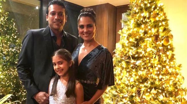  Lara Dutta dan Mahesh Bhupathi bersama putrinya. [Instagram]