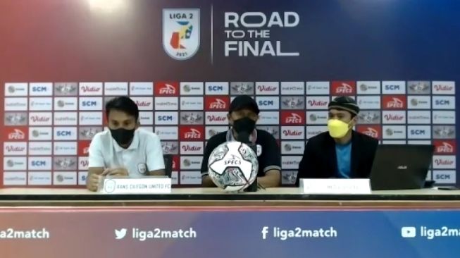 Pelatih Rans Cilegon FC Rahmad Darmawan (tengah) dan bek Kurniawan (kiri) berbicara pada sesi konferensi pers virtual sesuai pertandingan melawan Persis Solo pada pertandingan Grup X Babak 8 Besar Liga 2 di Stadion Pakansari, Bogor, Rabu (15/12/2021). (ANTARA/Aldi Sultan)