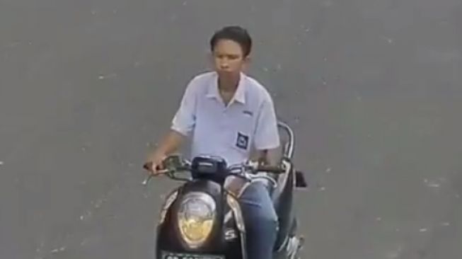 Viral pemotor tak pakai helm tidak menggubris imbauan petugas (Twitter)