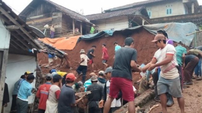 Banjir Rendam Lima Pekon di Kelumbayan Tanggamus, Longsor Timbun 8 Rumah