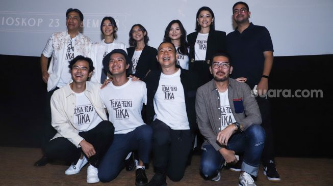 Para pemain dan kru film 'Teka Teki Tika' saat menggelar acara jumpa pers di Kuningan, Jakarta Selatan, Kamis (16/12/2021). [Suara.com/Alfian Winanto]