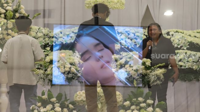 Keluarga berdoa saat upacara tutup peti jenazah Selebgram Edelenyi Laura Anna di rumah duka Grand Heaven Pluit, Jakarta Utara, Kamis (16/12/2021). [Suara.com/Alfian Winanto]