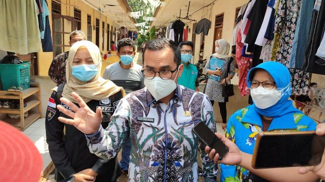 Wakil Wali Kota Tangerang Selatan Pilar Saga Ichsan saat menyambangi kediaman  salah satu siswi yang menjadi korban pelecehan seksual pegawai honorer Kelurahan Jombang, Ciputat, Tangsel, Kamis (16/12/2021). [SuaraJakarta.id/Wivy Hikmatullah]