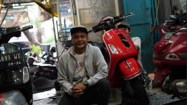 Dennil Sagita bersama Vespa yang hendak dimodifikasi (IST)