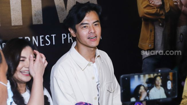 Aktor Dion Wiyoko saat ditemui usai jumpa pers film 'Teka Teki Tika' di Kuningan, Jakarta Selatan, Kamis (16/12/2021). [Suara.com/Alfian Winanto]