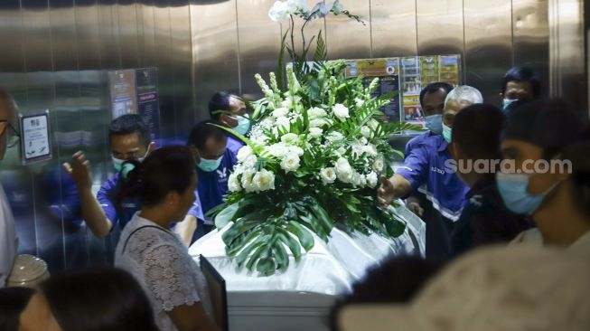 Prosesi keberangkatan jenazah Selebgram Edelenyi Laura Anna ke krematorium di Rumah Duka Grand Heaven, Pluit, Jakarta Utara, Kamis (16/12/2021). [Suara.com/Alfian Winanto]