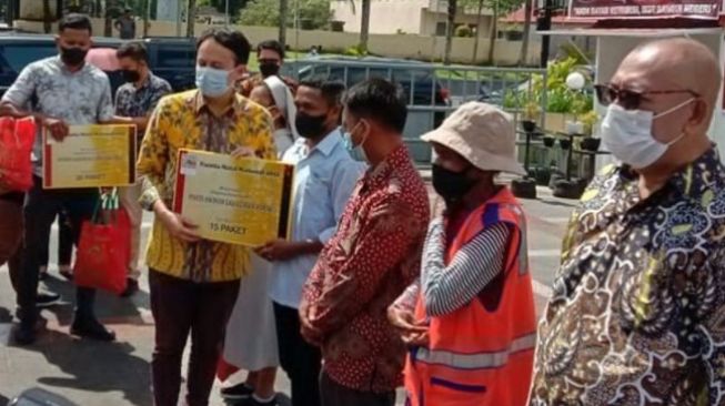 Panitia Perayaan Natal Nasional Bagi Ribuan Paket Sembako di Ambon